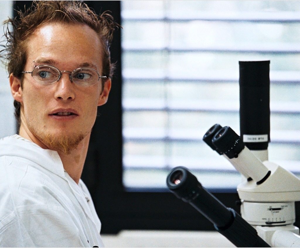 Chercheur devant un microscope - Genopole Evry
